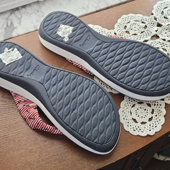 Brand NEW Clarks Cloudsteppers Women's Red and Black Sandals SZ 12 - Picture 3 of 10